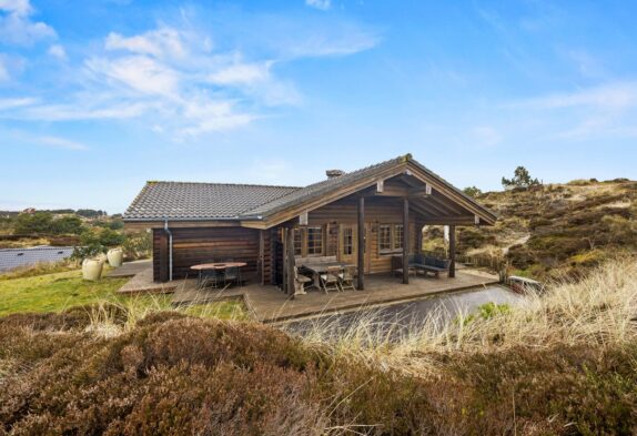 Blockhütte mit Außenwhirlpool in Henne Strand