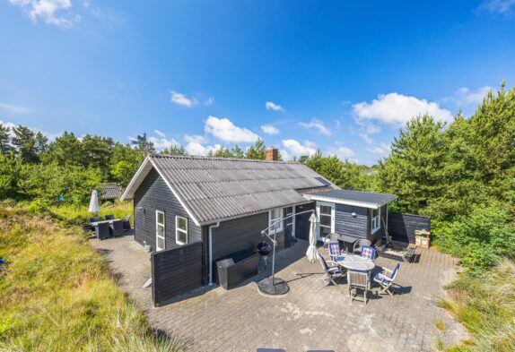 Hyggeligt sommerhus i Henne Strand