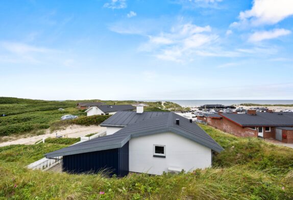 Lyst sommerhus med havudsigt i Henne