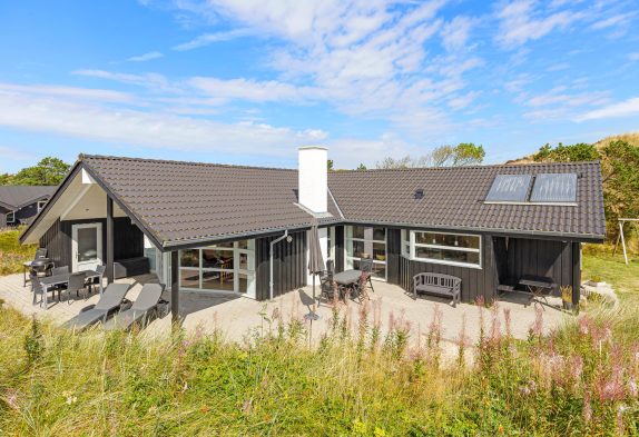 Dejligt sommerhus med spabad og sauna i Henne Strand