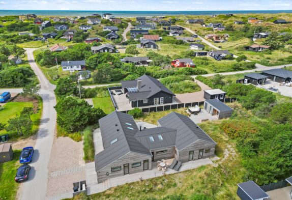 Lækkert, strandnært sommerhus med udespa og sauna