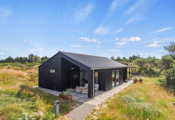Moderne sommerhus til 8 personer – med udespa – i Henne Strand
