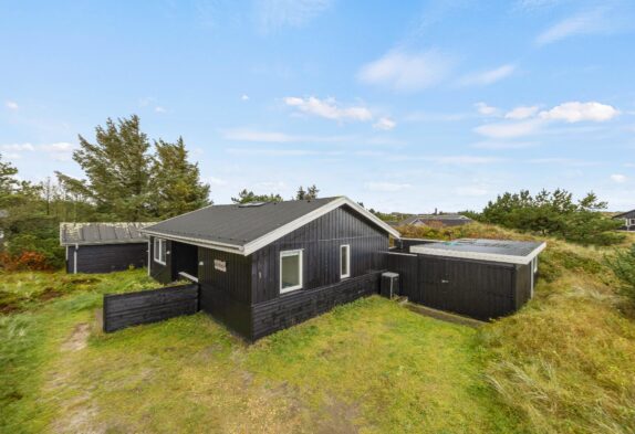 Hyggeligt sommerhus – med vildmarksbad – i Henne Strand