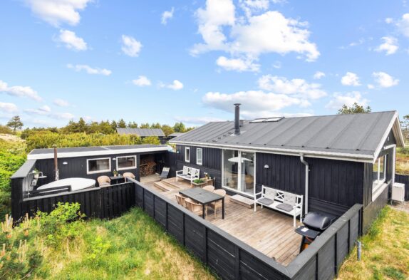 Gemütliches Sommerhaus – mit Außenspa – in Henne Strand