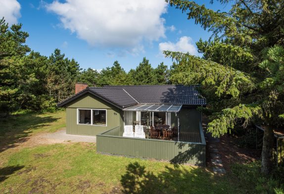 Lyst og venligt sommerhus med sauna og skøn beliggenhed