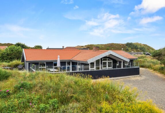 Stilfuldt aktivitetshus i Henne Strand med billard, sauna og spabad