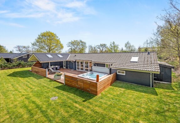 Moderne sommerhus med udespa og -bruser i Henne