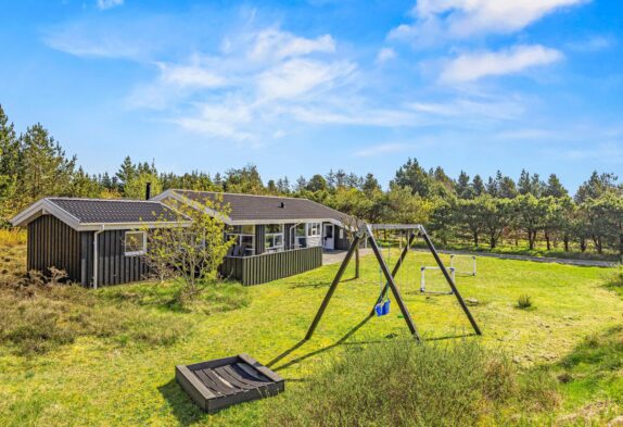 Dejligt feriehus med stor have – 2 hunde tilladt