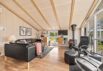 Indbydende sommerhus med vildmarksbad og trampolin (billede 2)
