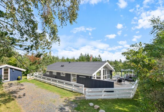 Indbydende sommerhus med vildmarksbad og trampolin