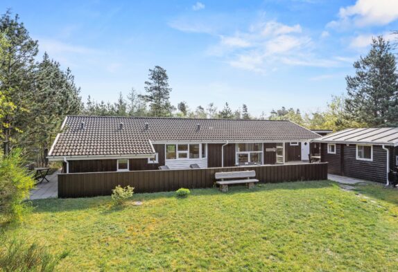 Familievenligt feriehus med trampolin og fin have