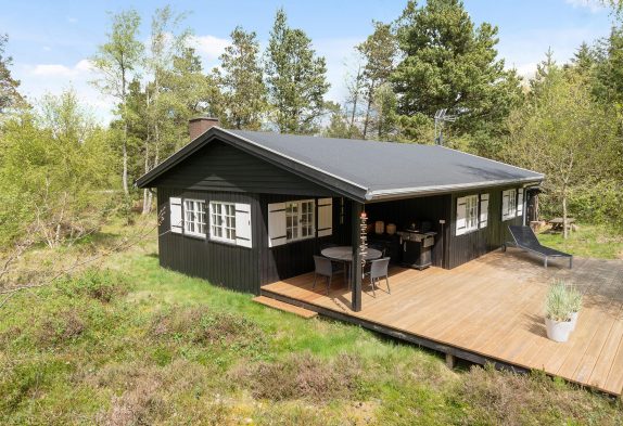 Uriges Holzhaus auf Waldgrundstück – schöne Lage in Henneby