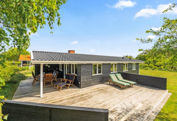 Hyggeligt renoveret feriehus med brændeovn