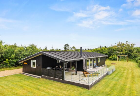 Lækkert klassisk sommerhus med brændeovn og shelter i Henne