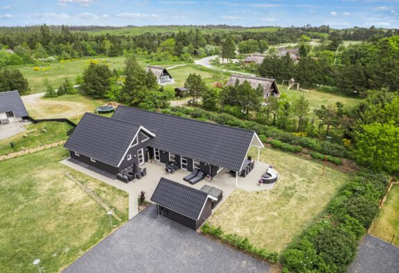 Schönes geräumiges Ferienhaus mit Aktivitätsraum in Henneby