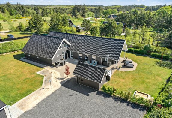 Skønt og rummeligt feriehus med aktivitetsrum i Henneby