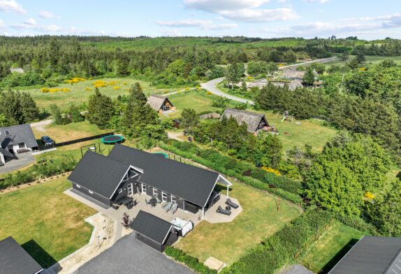 Skønt og rummeligt feriehus med aktivitetsrum i Henneby