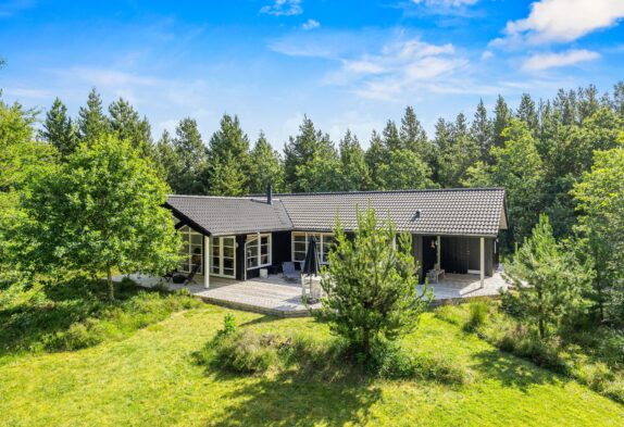 Velindrettet sommerhus med brændeovn i Henneby