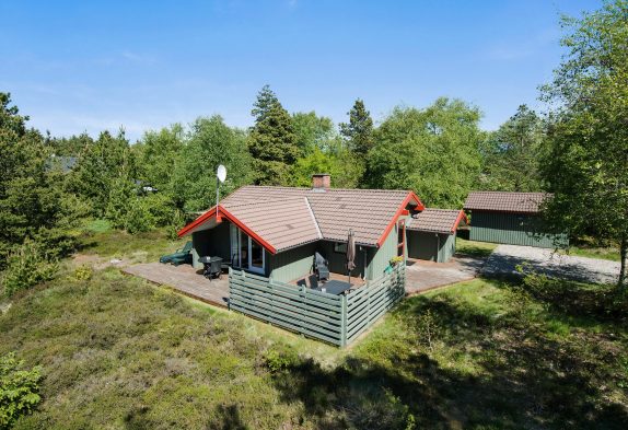 Indbydende sommerhus med sauna på idyllisk skovgrund