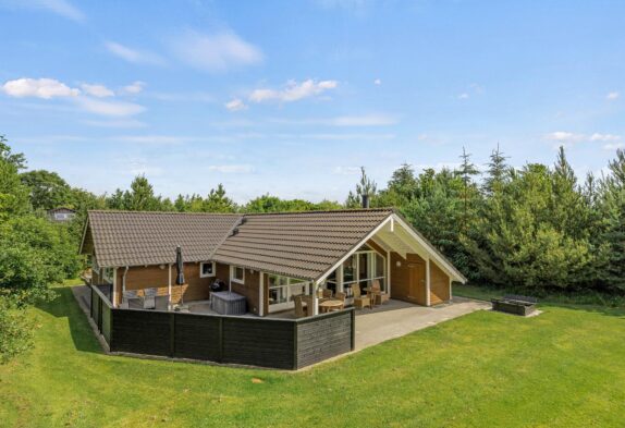 Hyggeligt sommerhus i Henneby med sauna og spabad