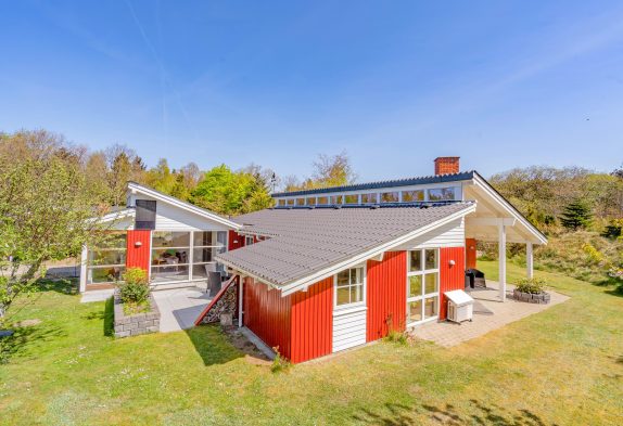 Hyggeligt sommerhus med spabad i Henne