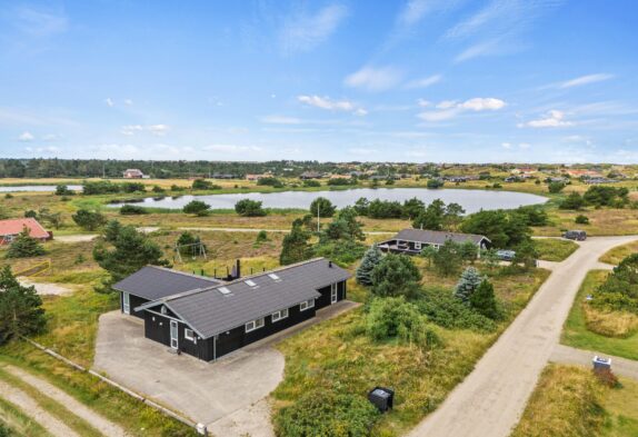 Großes Poolhaus mit Sauna, Whirlpool und Blick auf den See