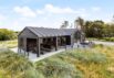 Lækkert moderne sommerhus med spa og sauna nær Vejers Strand (billede 1)