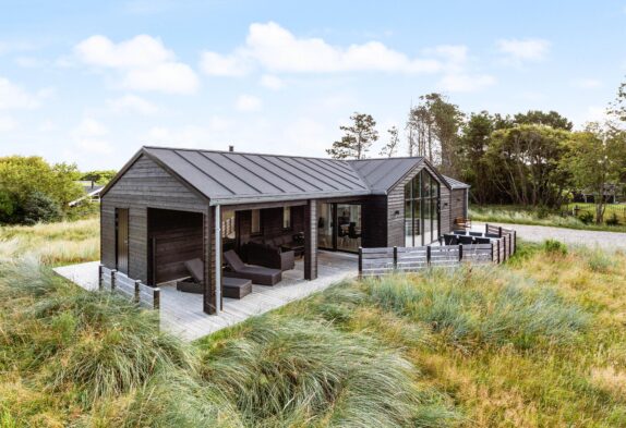 Lækkert moderne sommerhus med spa og sauna nær Vejers Strand