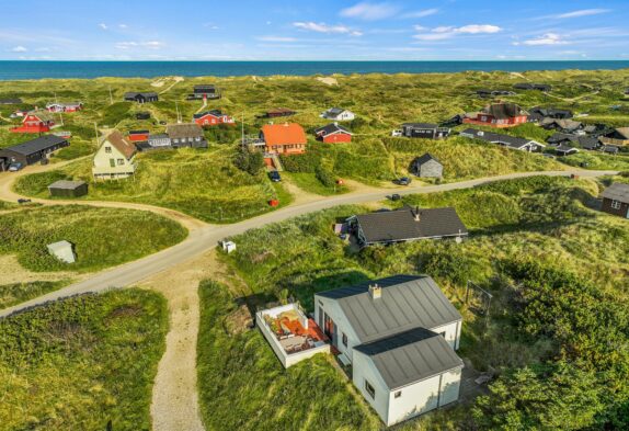 Minimalistisk og moderne feriehus 300 meter fra Vejers Strand