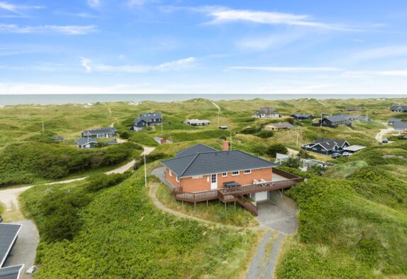 Helles, hochgelegenes Ferienhaus nur 150 Meter vom Meer entfernt.