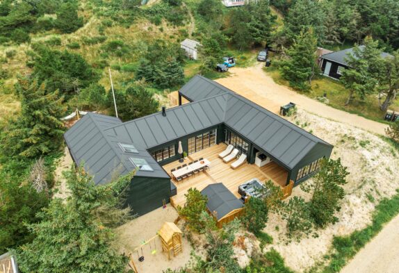 Fantastisk aktivitets- og poolhus med udendørsspa