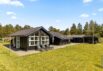 Stilfuldt træhus med sauna og spabad (billede 1)