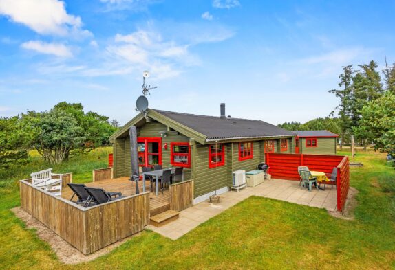 Hyggeligt sommerhus med 3 dejlige terrasser i Vejers Strand