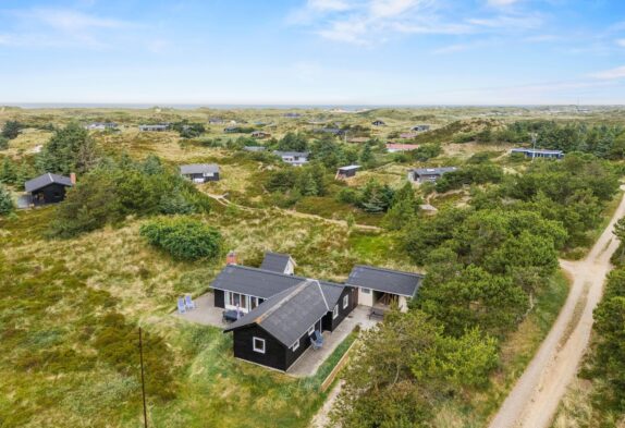 Strandnært, klassisk sommerhus med brændeovn i Grærup