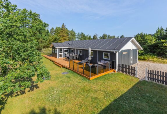 Schönes Ferienhaus mit Sauna, und Trampolin im Garten