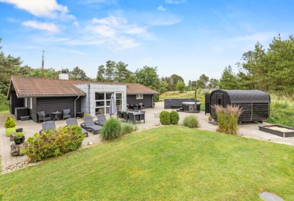 Flot sommerhus med sauna, vildmarksbad og skønt udeareal