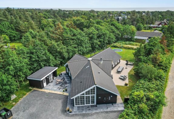 Stort, flot poolhus i Blåvand til 10 personer med pool, sauna og spabad