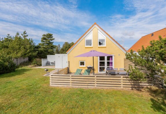 Gemütliches Ferienhaus mit Sauna und Whirlpool, zentral in Blåvand