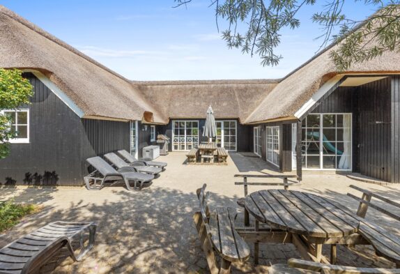 Strandnært poolsommerhus i Blåvand med legetårn og trampolin