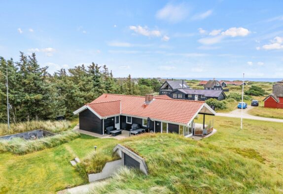 Renoveret sommerhus i Blåvand med spa kun 150 meter fra havet