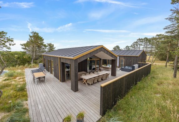 Luksuriøst aktivitetshus i Blåvand med sauna og udendørs spabad