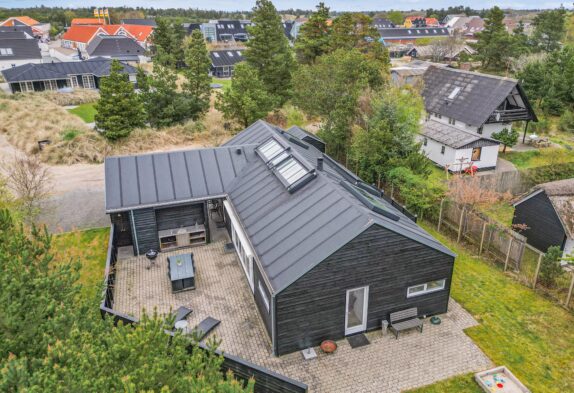 Modernes Ferienhaus mit Außenküche in Blåvand