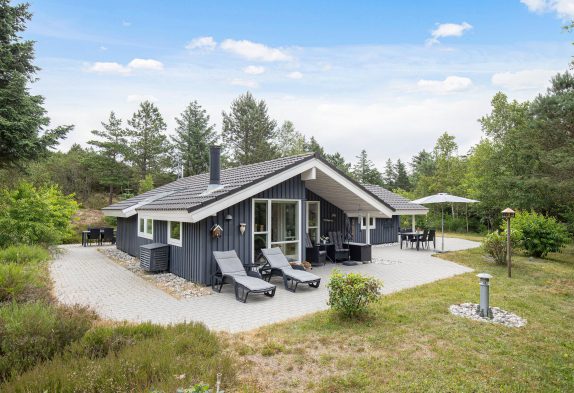 Hyggeligt sommerhus med spa og sauna på naturgrund i Blåvand