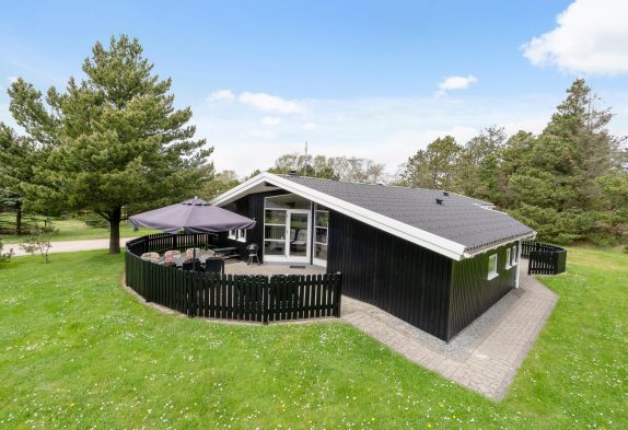 Lyst og hyggeligt sommerhus i Blåvand med sauna, spa og god have