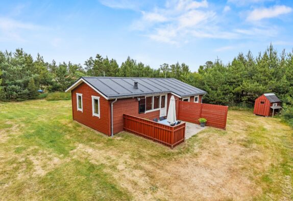 Hyggeligt sommerhus med brændeovn og solrig terrasse