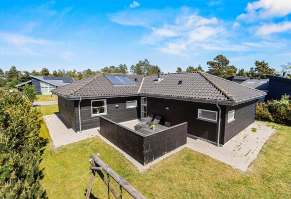 Moderne sommerhus med spabad og sauna centralt i Blåvand