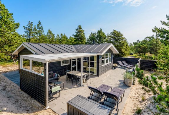Lyst sommerhus med brændeovn til 4 personer i Blåvand