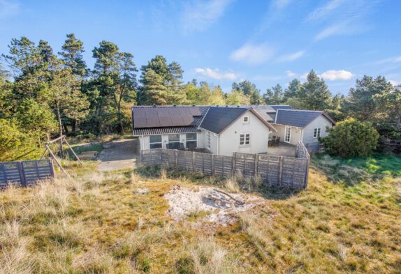 Skønt sommerhus med swimmingpool, spa, sauna og aktivitetsrum