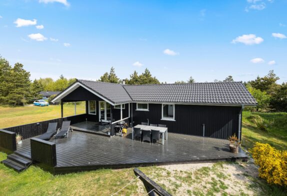 Hyggeligt og charmerende sommerhus med brændeovn i Blåvand