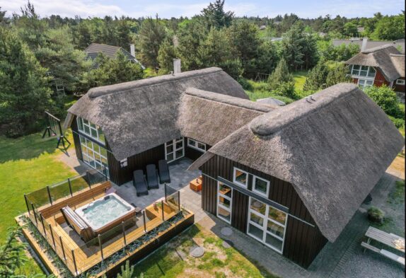 Familienfreundliches Ferienhaus mit Pool, Sauna und Spa in Blåvand